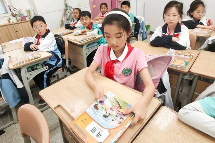 小学三年级女生在书桌前被家长监督抄生字的日常场景