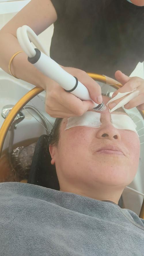 晨间用美容仪消水肿实操场景图