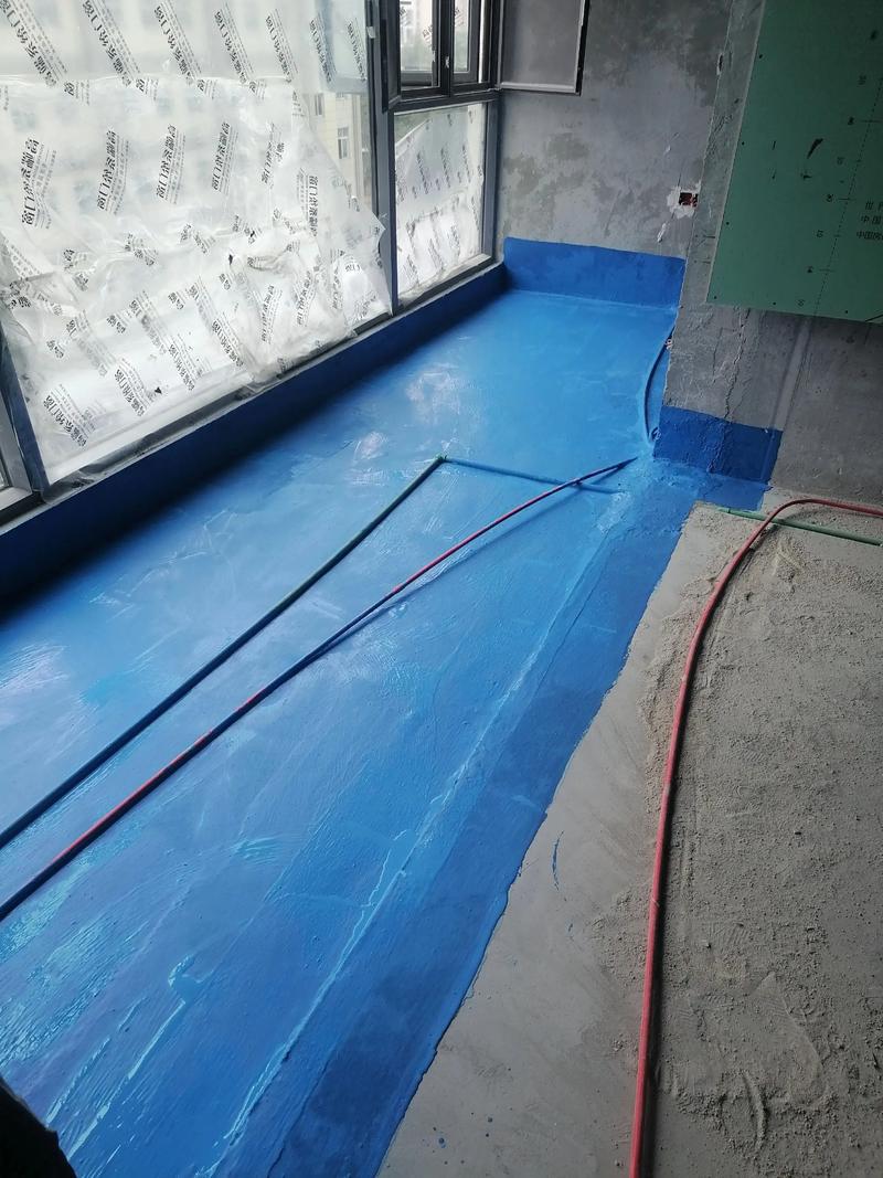 装修师傅刷JS防水涂料施工现场