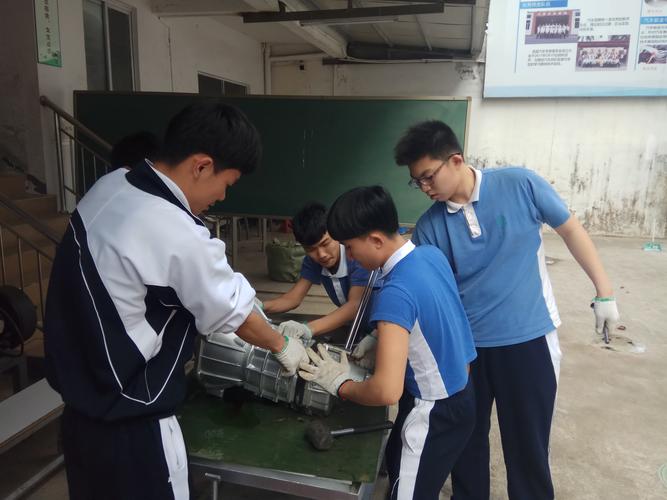 机械设计课上学生围看报废反应釜现场