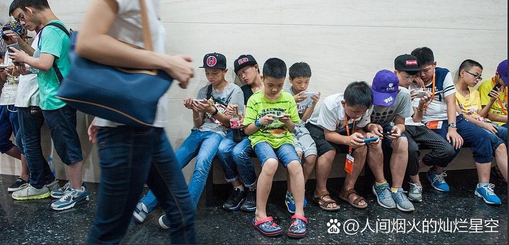 儿童游乐场妈妈低头看手机忽略孩子