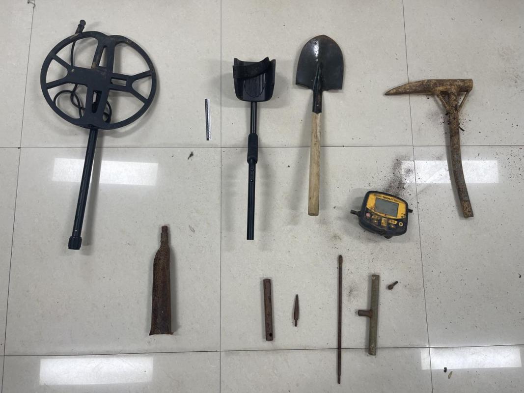 野外古墓葬盗掘工具收缴展示