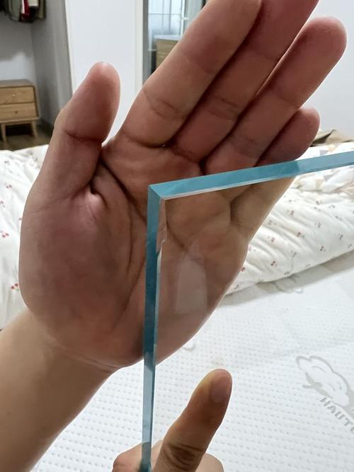 烤漆玻璃边角被磕碰崩边的细节图