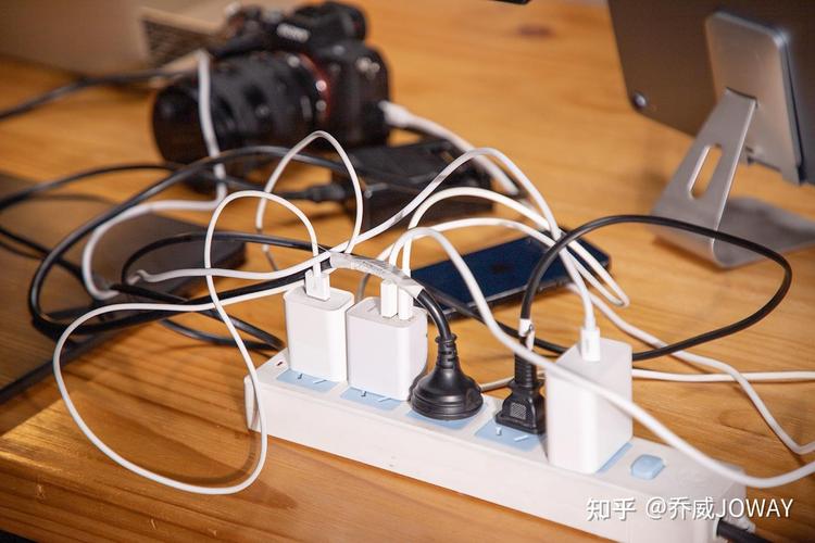 出租屋凌乱桌面堆杂物找充电器