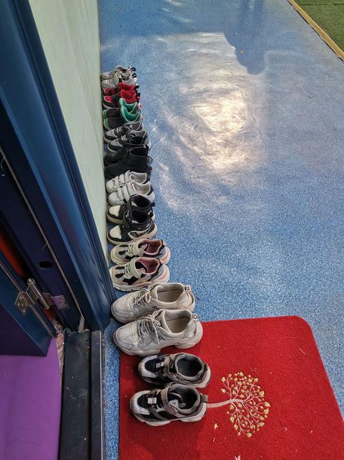 幼儿秩序敏感期门口摆放工鞋场景图