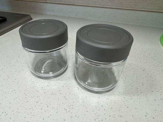 厨房橱柜内干燥的密封香料罐