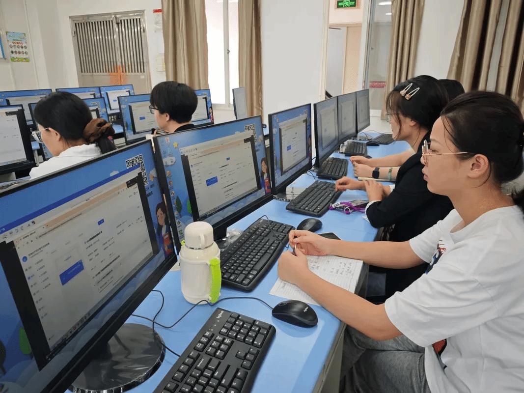 中职学校信息技术课堂上老师实操教学场景