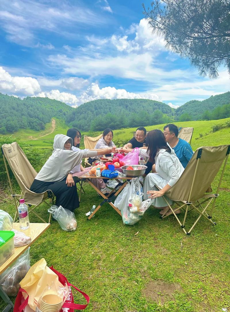 南漳小泰山山顶草甸野餐图