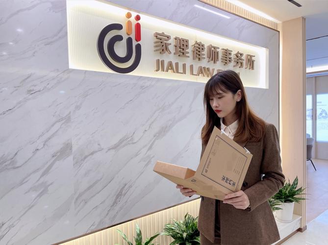 深圳离婚律师咨询室内,当事人无奈扶额