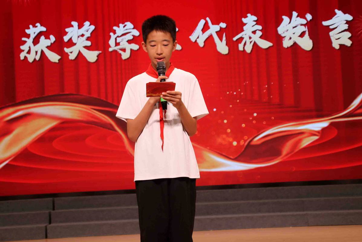 学校奖学金颁奖典礼上学生领奖