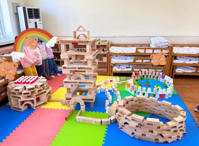 幼儿园积木空间几何游戏活动场景