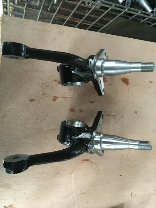 南京汽配车间返工的转向节工件堆放图