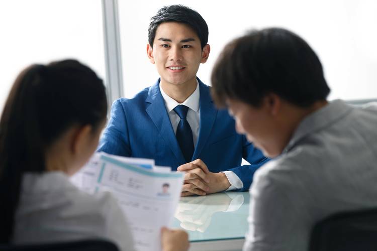 面试进门求职礼仪场景图