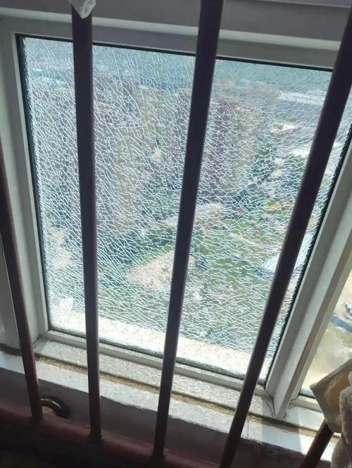 装修现场中空玻璃打胶不合格开裂实拍