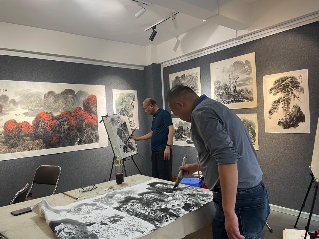 国画班学员课堂上临摹与自主创作的作品对比