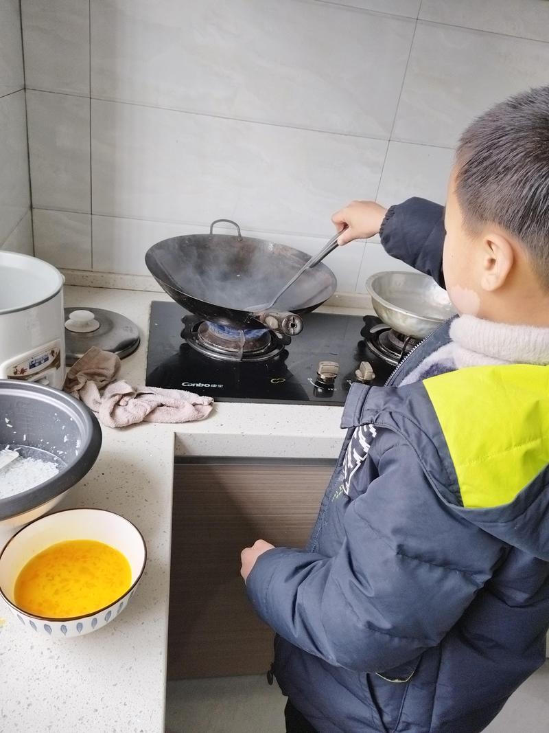 孩子踩板凳煎鸡蛋温馨家庭场景