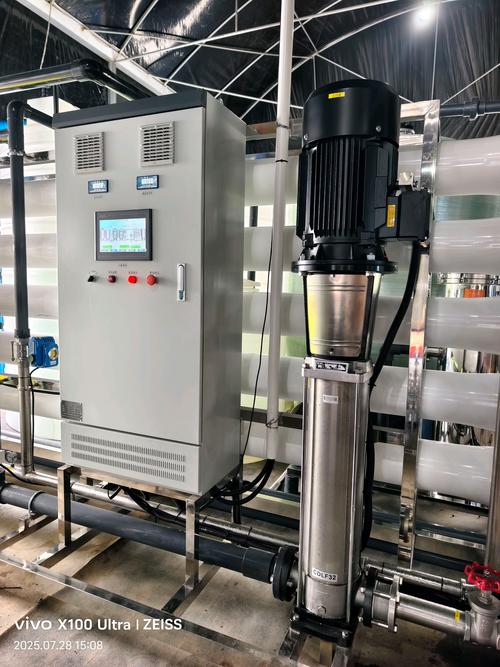 注塑车间冷却水泵连接变频器的现场实拍