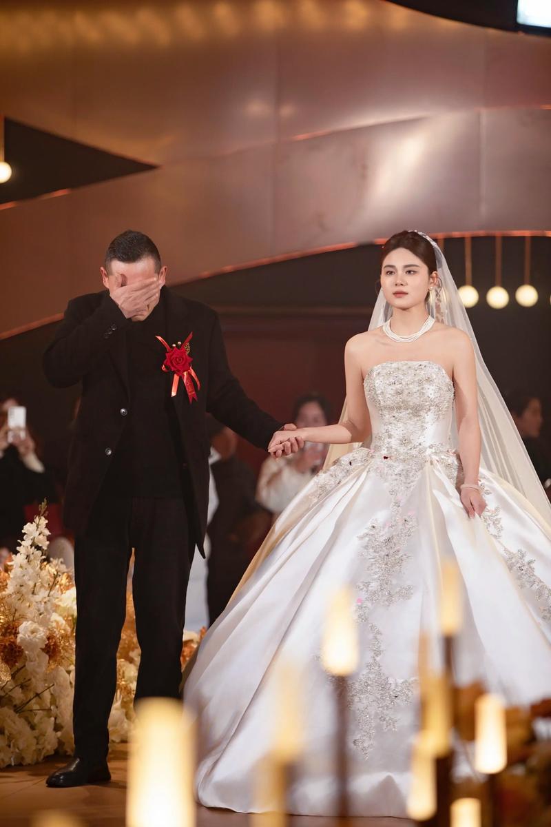 婚礼上父女共舞,新娘穿婚纱父亲穿西装,温馨灯光,宾客感动落泪