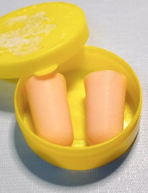 塞耳朵的耳塞，不是给领导凑数的