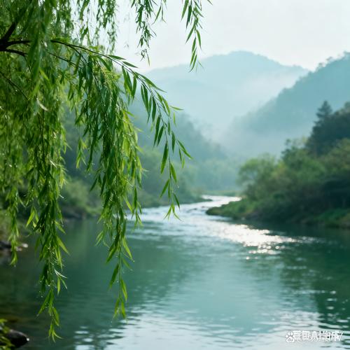 南漳薛坪荆山天池夏季高山湖面映着山影的实景
