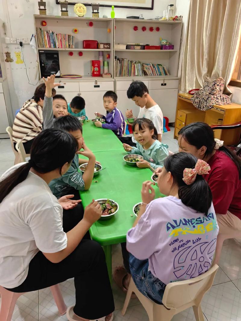 父子在福利院与孤儿互动做义工场景