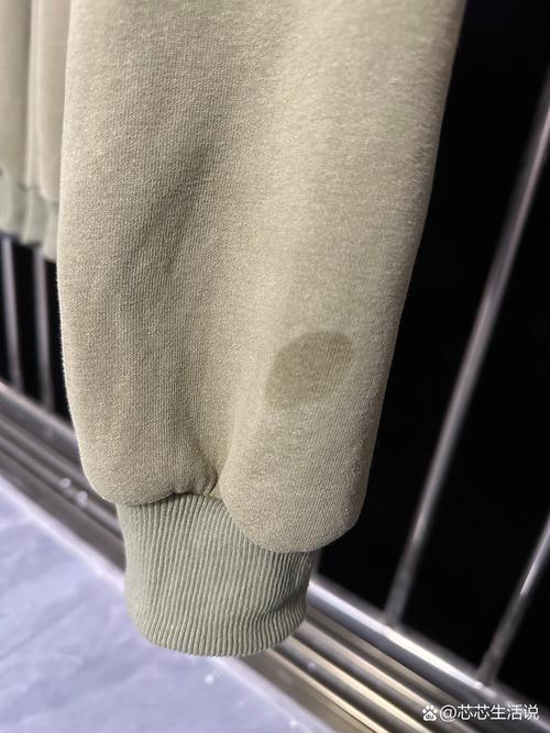 奶白卫衣胸口静置未处理的新鲜卤油印特写