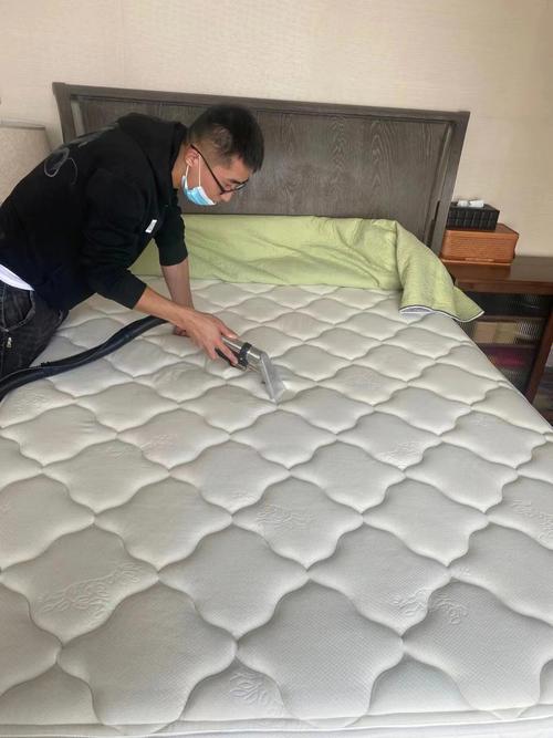师傅上门高温蒸汽清洁床垫现场