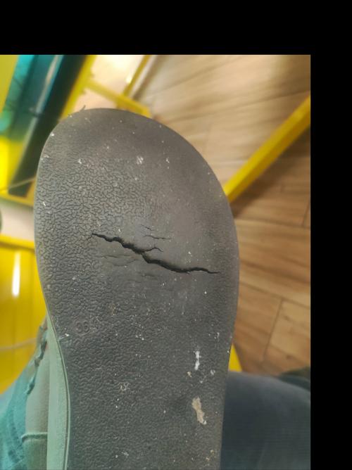 登山鞋底彻底脱落惨状