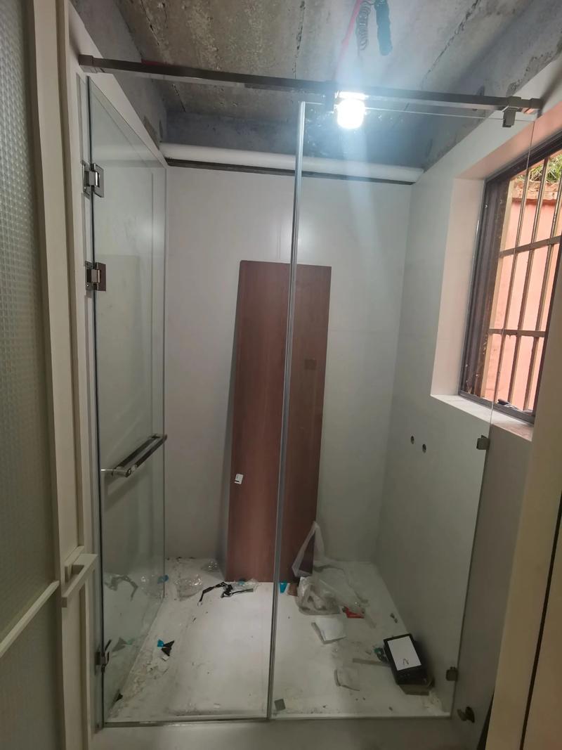 工人安装淋浴房钢化玻璃