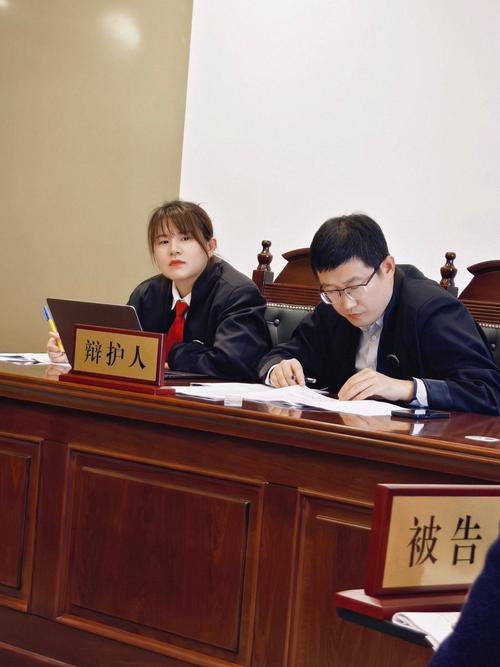 刑辩律师与当事人协商辩护方案现场