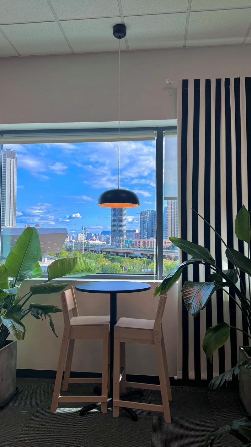 办公室窗边看绿植放空的场景
