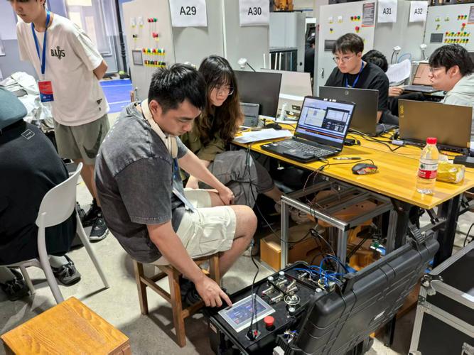 工业黑客松参赛团队调试机器视觉检测工位