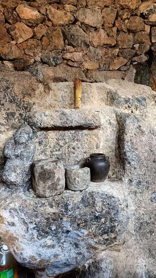 湖南湘西芙蓉镇土家族火塘边青灰石臼