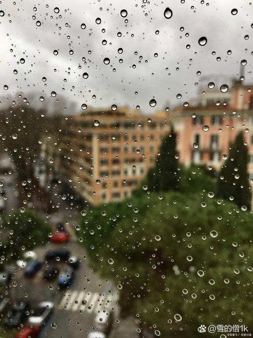 雨后玻璃窗上水珠滚落带走灰尘特写