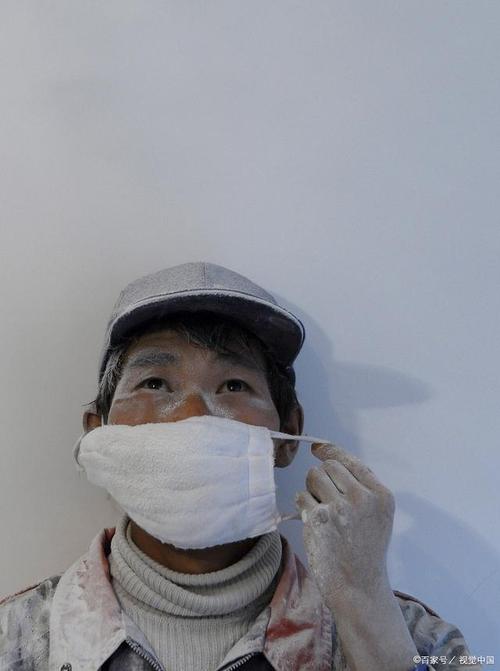 工人佩戴口罩切割泡沫玻璃板粉尘四溅