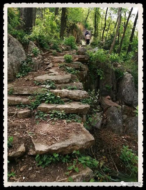 湖北南漳荆山天池环湖林间徒步道风景