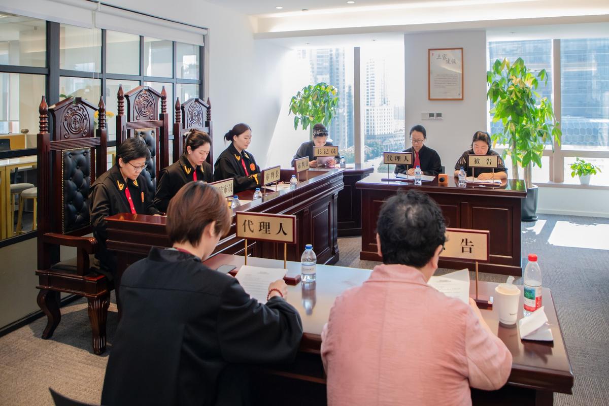 继承律所办公室内律师与客户讨论遗产分割方案照片