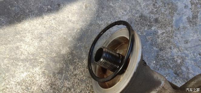 维修师傅清理机油滤芯底座密封槽旧残胶