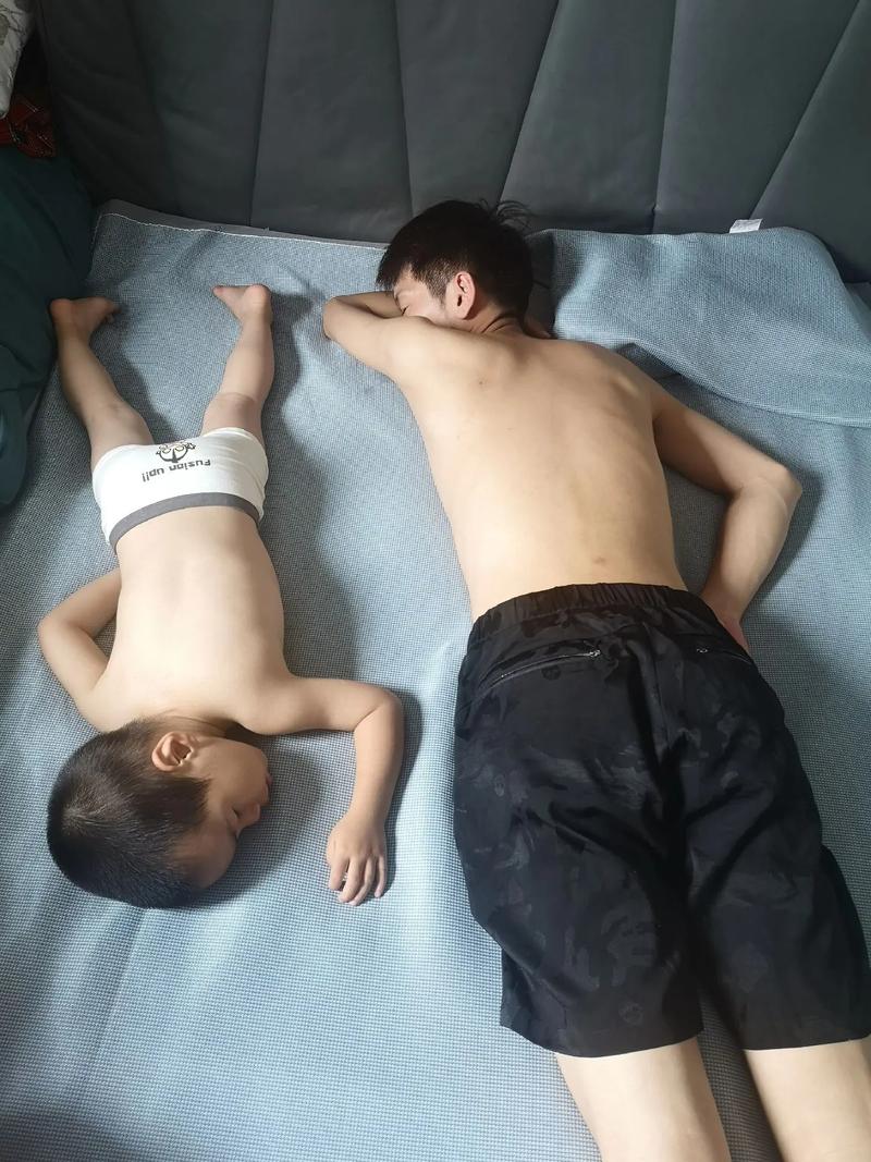 父亲和孩子一起躺在地毯上发呆看天花板
