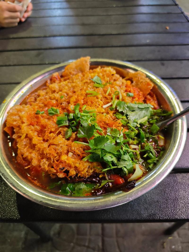巷子深螺蛳粉与炸蛋特写