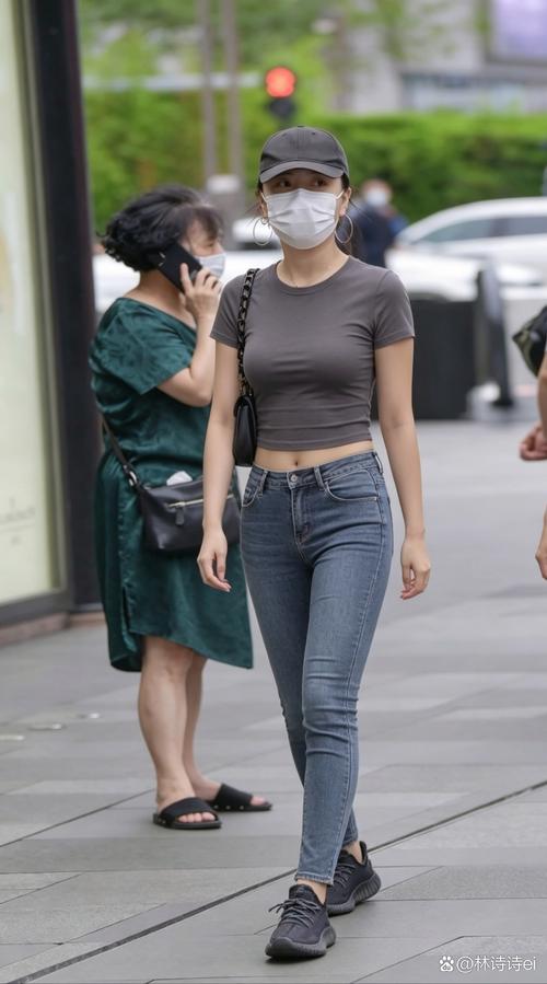 基础款黑T恤搭配夸张大圈耳环日常街拍