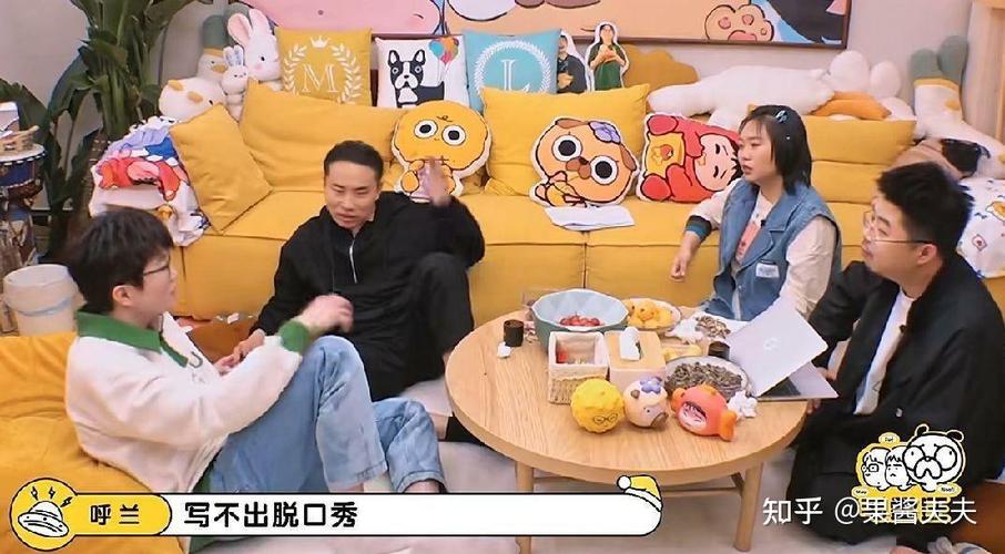 脱口秀演员后台对着笔记本改段子实拍