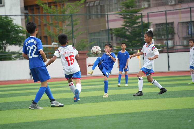 乡村小学尘土飞扬的足球场 孩子踢球