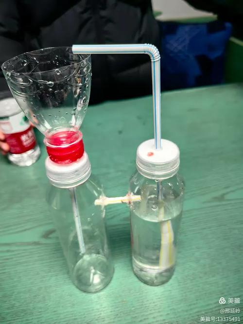 初二学生用矿泉水瓶自制连通器上台演示实拍