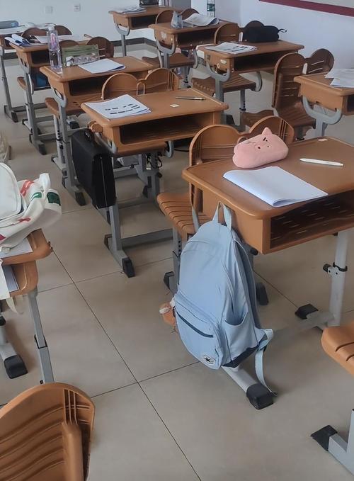 教室后排被孤立的学生座位