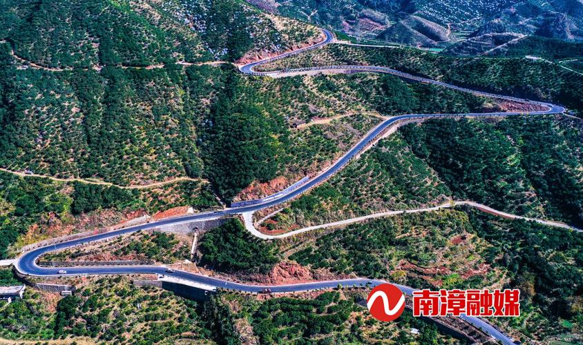 湖北南漳幸家坪村进村盘山公路