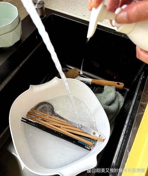 老厨房水泥台水槽边沾着洗洁精泡沫的瓷碗