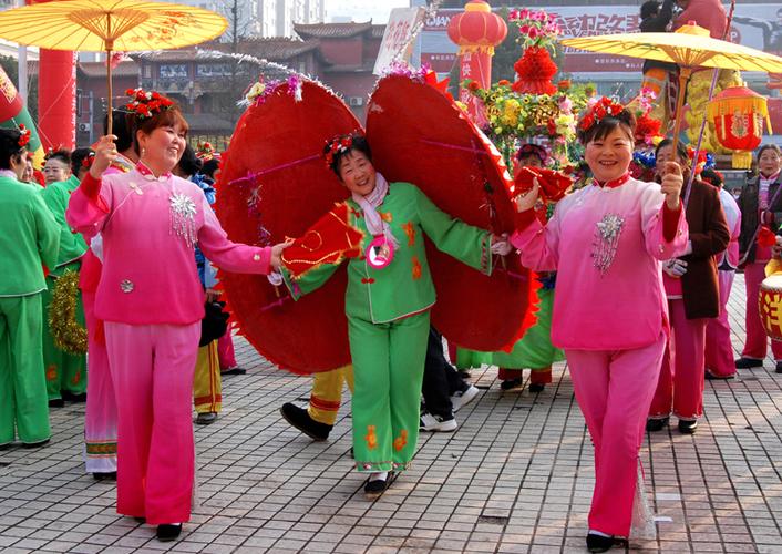 湖北南漳东巩春节舞旱船蚌壳民俗表演