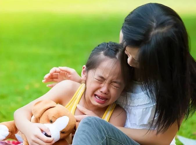 幼儿园门口孩子哭闹不愿与妈妈分开实拍