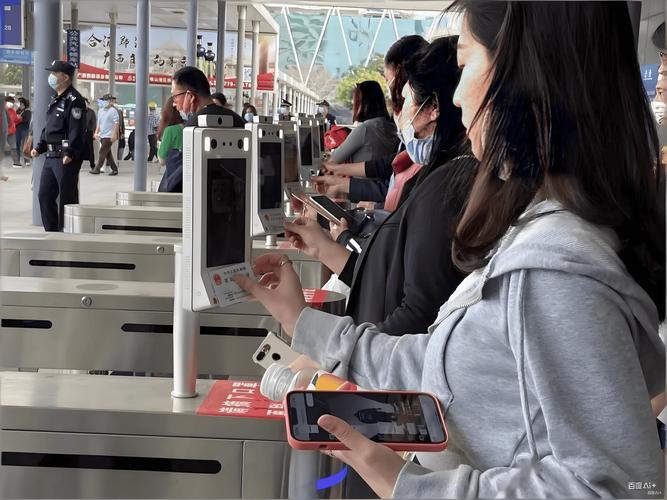 高铁闸机口赶车手机输密码场景图